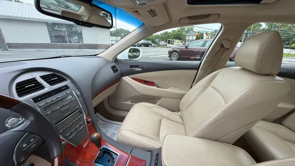 2011 Lexus ES 350 - Photo 32