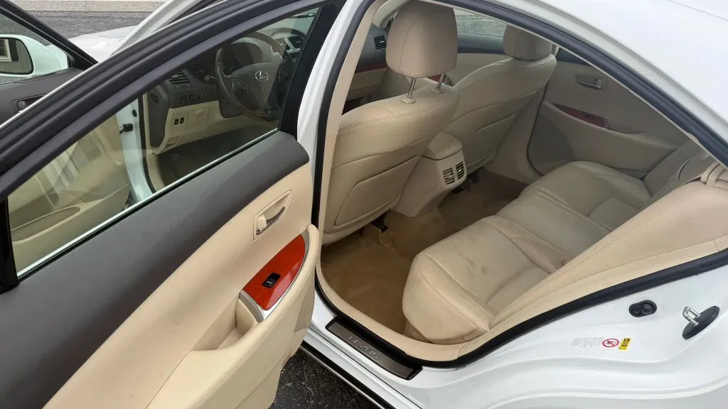 2011 Lexus ES 350 - Photo 36