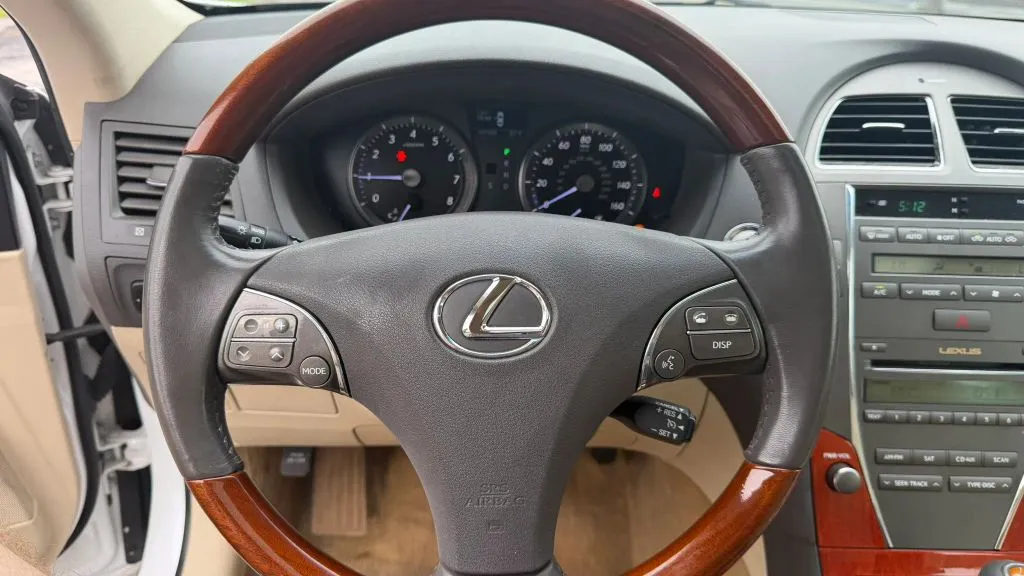 2011 Lexus ES 350 - Photo 30