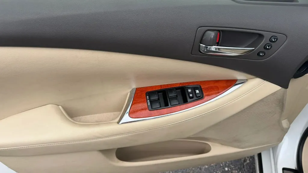 2011 Lexus ES 350 - Photo 26