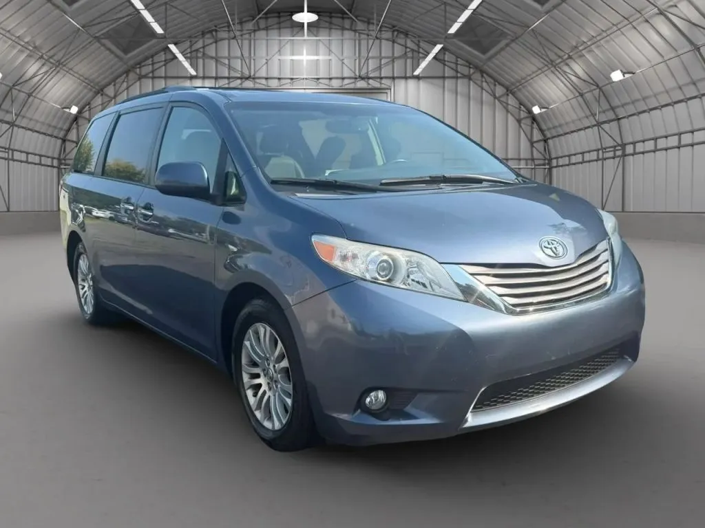 2016 Toyota Sienna XLE Minivan 4D