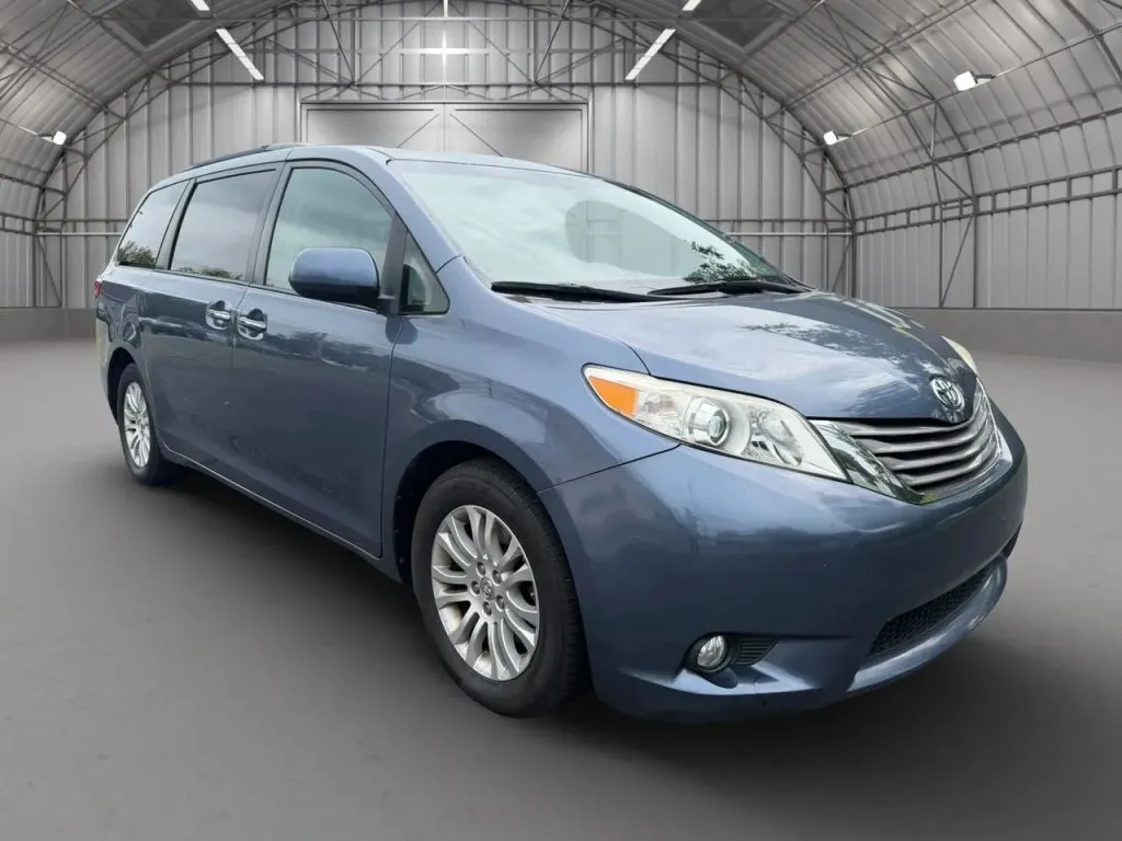 2016 Toyota Sienna XLE Minivan 4D