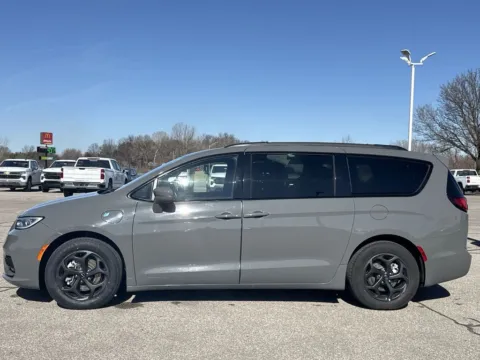 More photos of 2021 Chrysler Pacifica Hybrid Touring at Graff Kia of Chesterton, IN