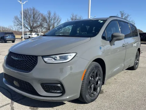 More photos of 2021 Chrysler Pacifica Hybrid Touring at Graff Kia of Chesterton, IN