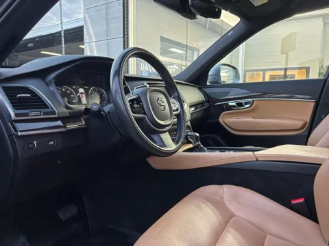 Photos of 2019 Volvo XC90 T6 Momentum for sale in Indianapolis, IN at AutoGiant USA Indianapolis