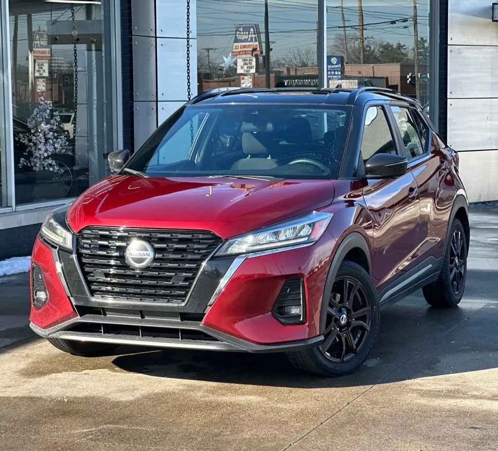 2021 Nissan Kicks SR's photo