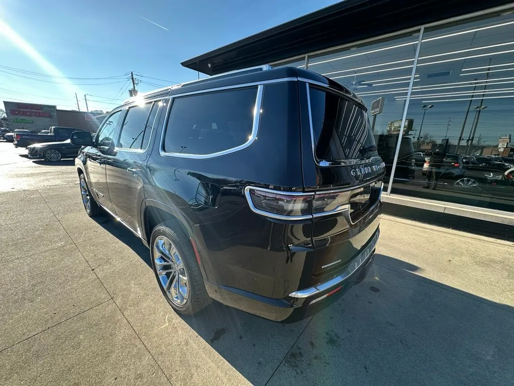 2022 Jeep Grand Wagoneer II photo 2