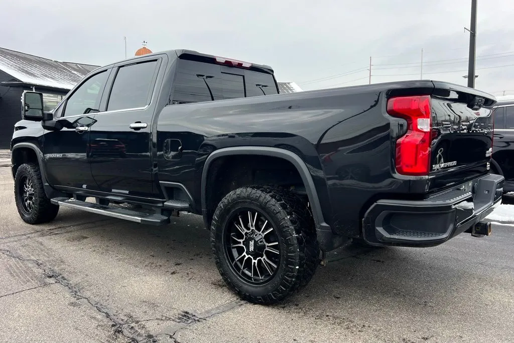 2023 Chevrolet Silverado 3500HD High Country photo 2