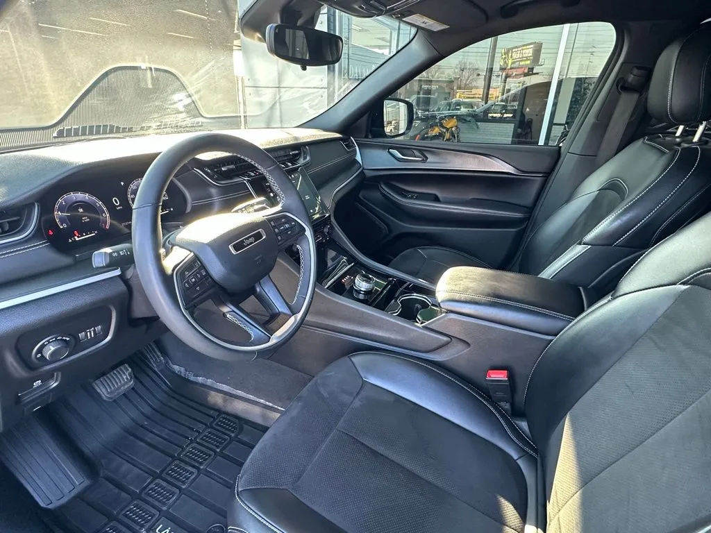 2023 Jeep Grand Cherokee Altitude photo 3