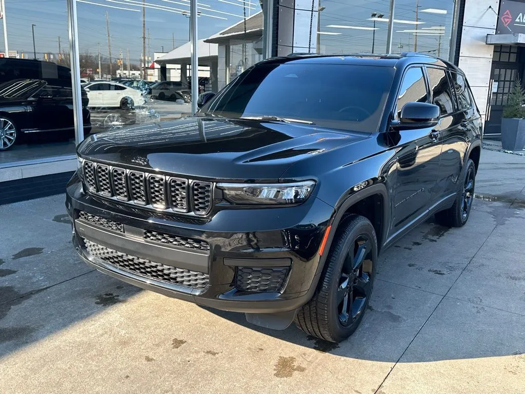 2023 Jeep Grand Cherokee Altitude photo 2