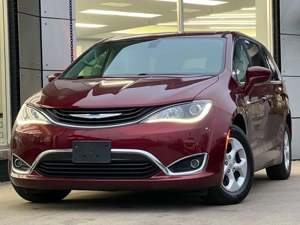 2017 Chrysler Pacifica Hybrid Touring Plus's photo