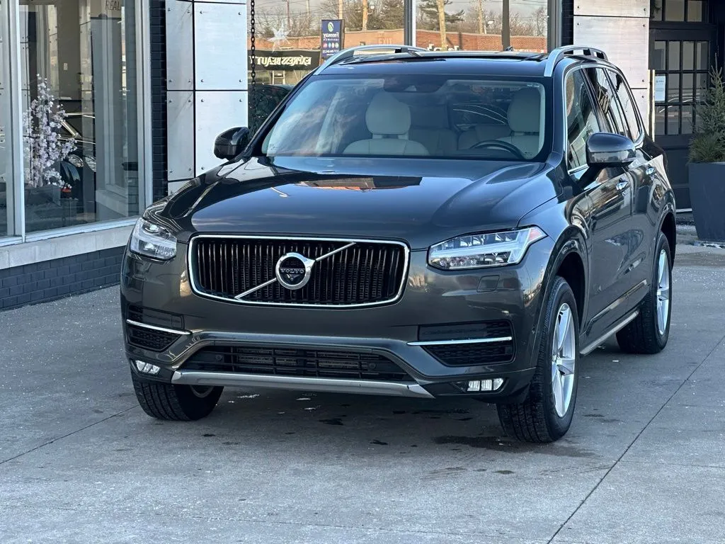 2022 Volvo XC90 Momentum's photo