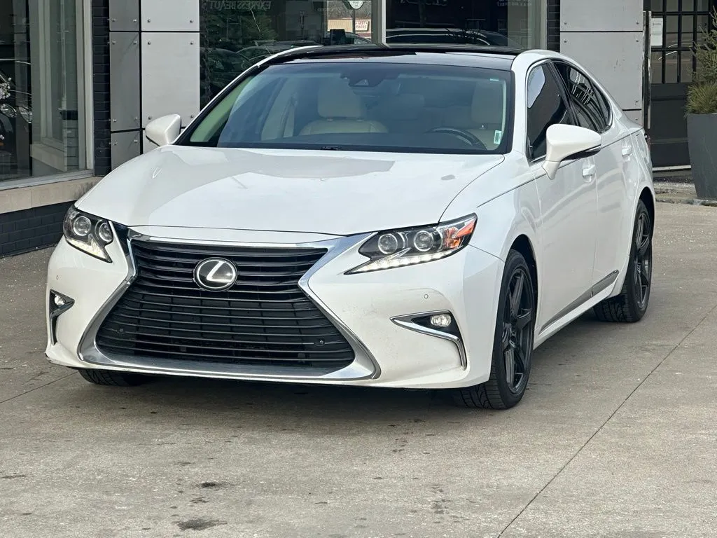 2016 Lexus ES 350's photo