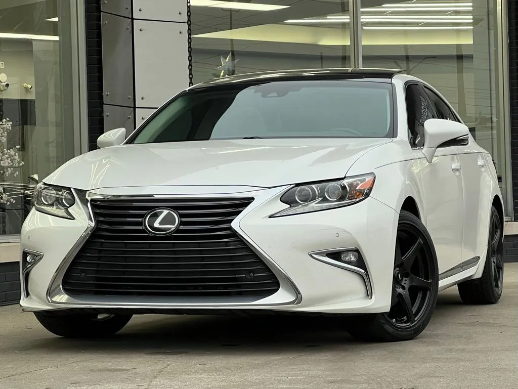 2016 Lexus ES 350's photo