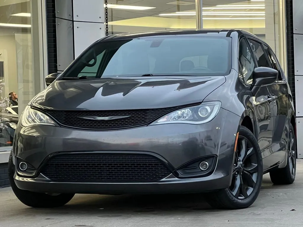 Gray 2018 Chrysler Pacifica Touring Plus for sale in Indianapolis, IN