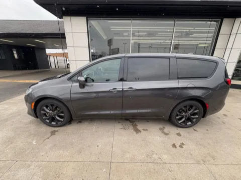 Photos of 2018 Chrysler Pacifica Touring Plus for sale in Indianapolis, IN at AutoGiant USA Indianapolis