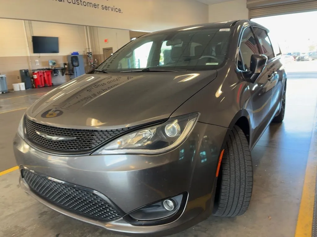 2018 Chrysler Pacifica Touring Plus's photo