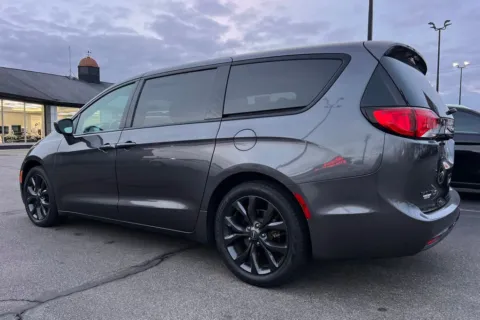 More photos of 2018 Chrysler Pacifica Touring Plus at AutoGiant USA Indianapolis, IN
