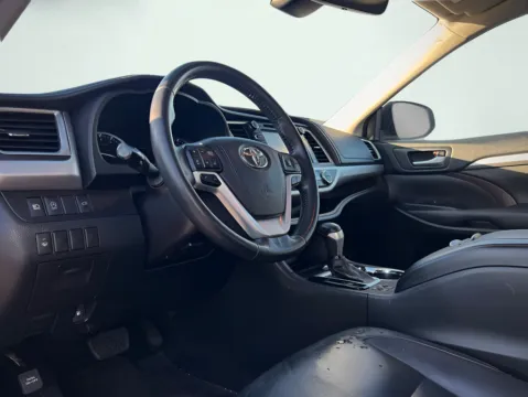 Photos of 2018 Toyota Highlander XLE for sale in Indianapolis, IN at AutoGiant USA Indianapolis