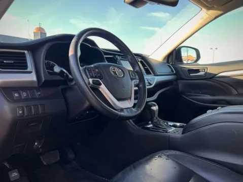 Photos of 2018 Toyota Highlander XLE for sale in Indianapolis, IN at AutoGiant USA Indianapolis