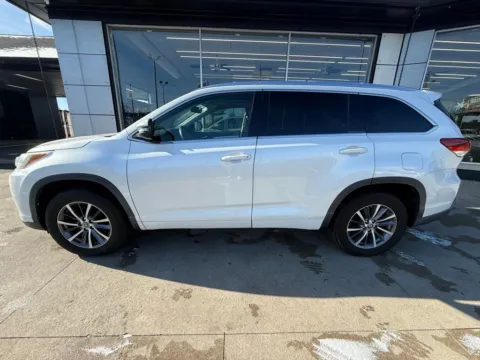 Photos of 2018 Toyota Highlander XLE for sale in Indianapolis, IN at AutoGiant USA Indianapolis