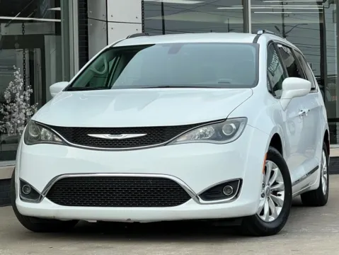 White 2019 Chrysler Pacifica Touring L for sale in Indianapolis, IN