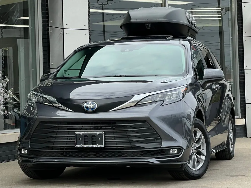 2025 Toyota Sienna XLE's photo