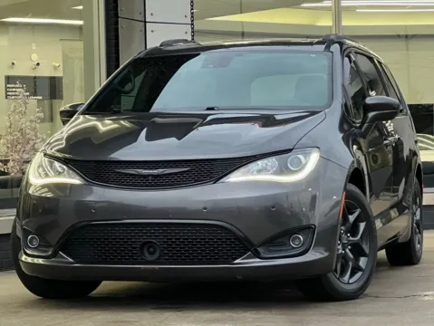 Gray 2018 Chrysler Pacifica Touring L Plus for sale in Indianapolis, IN
