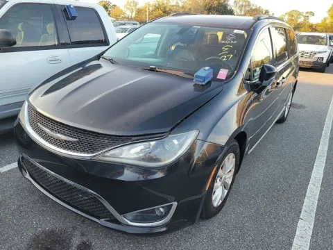 Black 2017 Chrysler Pacifica Touring L for sale in Indianapolis, IN