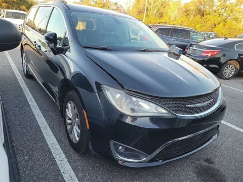 Photos of 2017 Chrysler Pacifica Touring L for sale in Indianapolis, IN at AutoGiant USA Indianapolis