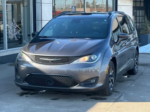Gray 2019 Chrysler Pacifica Touring L Plus for sale in Indianapolis, IN