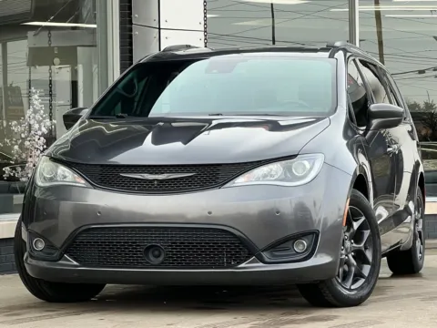 Gray 2019 Chrysler Pacifica Touring L Plus for sale in Indianapolis, IN