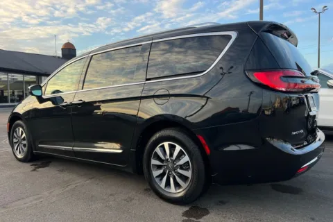 More photos of 2021 Chrysler Pacifica Hybrid Limited at AutoGiant USA Indianapolis, IN