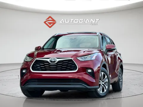 Red 2020 Toyota Highlander XLE for sale in Indianapolis, IN