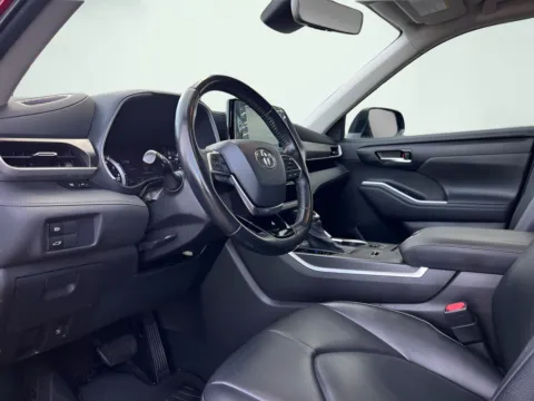 Photos of 2020 Toyota Highlander XLE for sale in Indianapolis, IN at AutoGiant USA Indianapolis