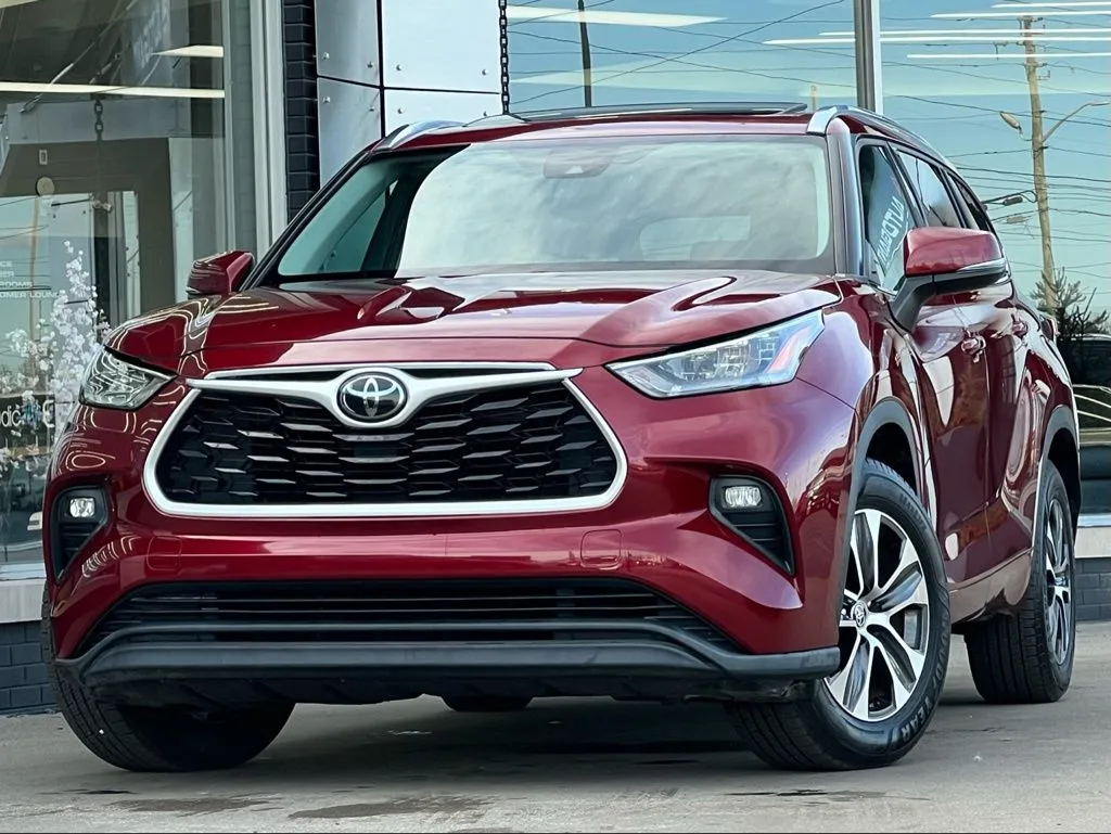 Red 2020 Toyota Highlander XLE for sale in Indianapolis, IN