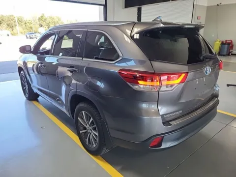 Photos of 2018 Toyota Highlander Hybrid XLE for sale in Indianapolis, IN at AutoGiant USA Indianapolis