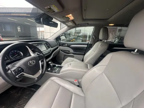 Photos of 2018 Toyota Highlander Hybrid XLE for sale in Indianapolis, IN at AutoGiant USA Indianapolis
