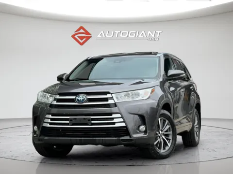 Gray 2018 Toyota Highlander Hybrid XLE for sale in Indianapolis, IN