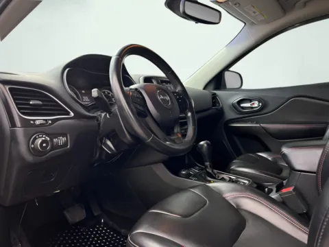 Photos of 2019 Jeep Cherokee Trailhawk for sale in Indianapolis, IN at AutoGiant USA Indianapolis