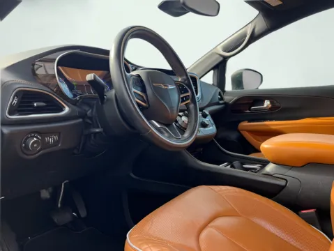 Photos of 2021 Chrysler Pacifica Pinnacle for sale in Indianapolis, IN at AutoGiant USA Indianapolis