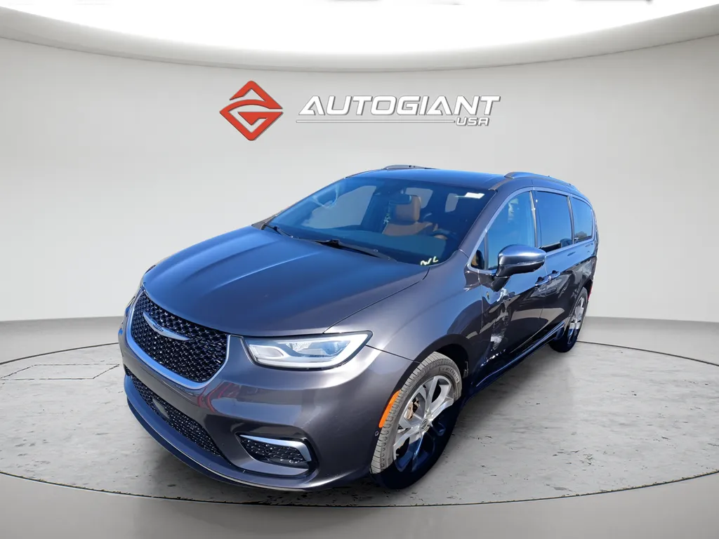 Gray 2021 Chrysler Pacifica Pinnacle for sale in Indianapolis, IN