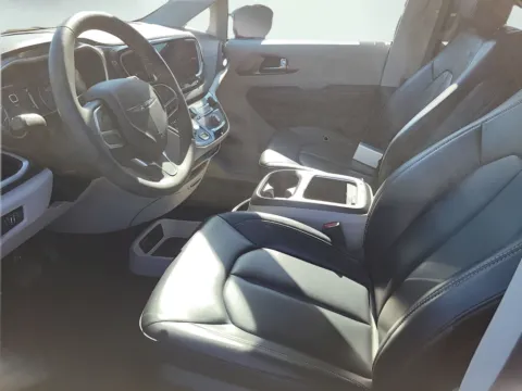 More photos of 2023 Chrysler Pacifica Touring L at AutoGiant USA Indianapolis, IN