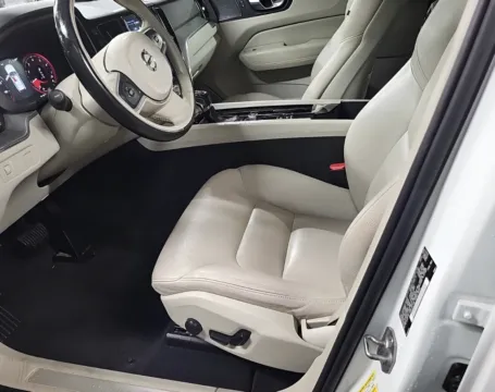 More photos of 2020 Volvo XC60 T5 Momentum at AutoGiant USA Indianapolis, IN