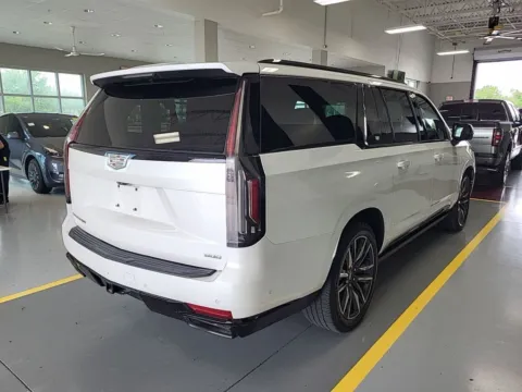 More photos of 2021 Cadillac Escalade ESV Sport Platinum at AutoGiant USA Indianapolis, IN