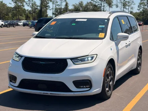 White 2021 Chrysler Pacifica Hybrid Touring L for sale in Indianapolis, IN