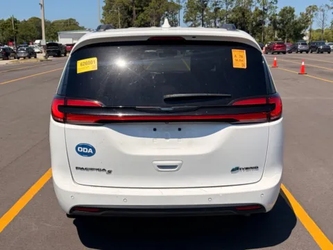 More photos of 2021 Chrysler Pacifica Hybrid Touring L at AutoGiant USA Indianapolis, IN