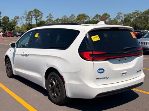More photos of 2021 Chrysler Pacifica Hybrid Touring L at AutoGiant USA Indianapolis, IN