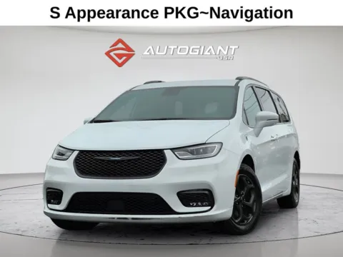 White 2021 Chrysler Pacifica Hybrid Touring L for sale in Indianapolis, IN