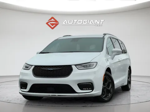 White 2021 Chrysler Pacifica Hybrid Touring L for sale in Indianapolis, IN